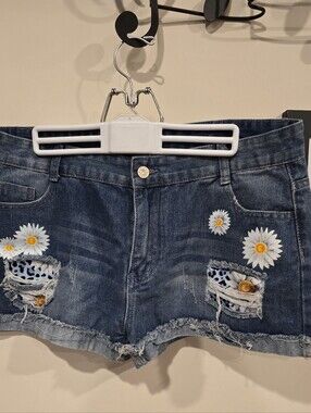 chic Dark Blue Denim Daisy Patch Distressed Jean Shorts